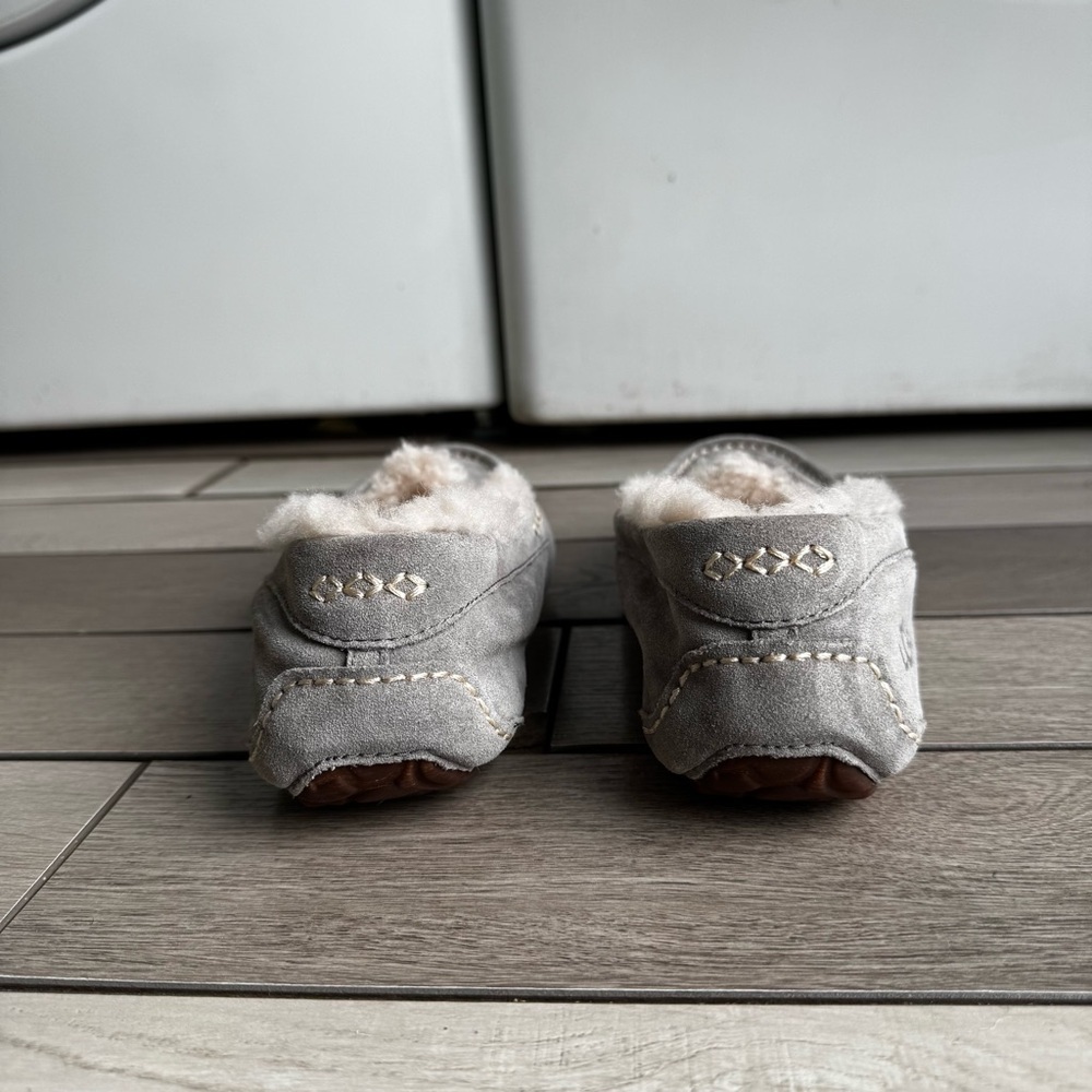 UGG Ansley Water Resistant Slipper (Women) | Size: 9 | Regular Condition - Picture 7 of 8
